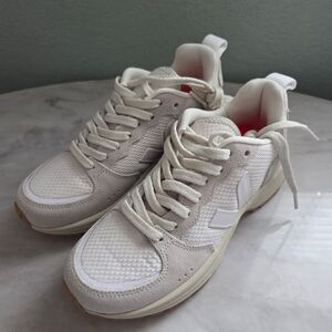 Veja Venturi Low Top Sneakers